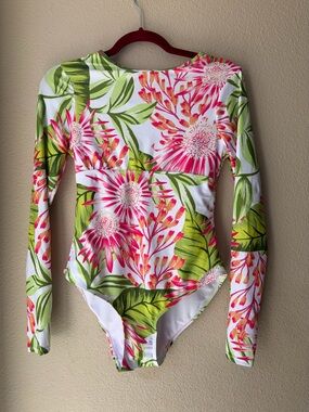 One-Piece Swimsuit Rashguard SPF 50+
Caribbean Joe Women’s M Floral Long Sleeve
